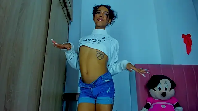 Snapshot of bloom444 chatting on 12-17-24, 10:01 bloom444 online show from 12-17-24, 10:01