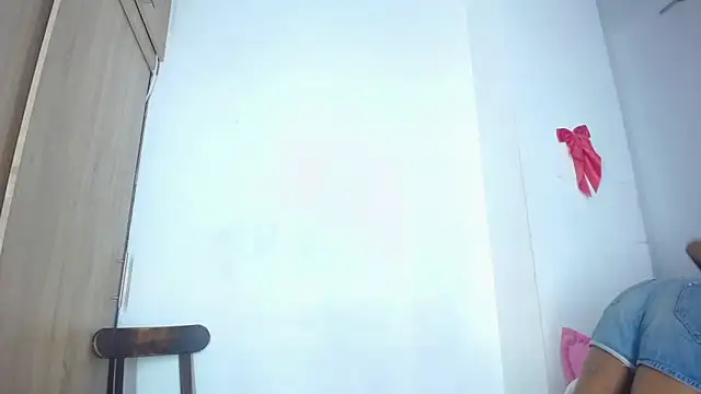 Snapshot of bloom444 chatting on 02-19-25, 03:27 bloom444 online show from 02-19-25, 03:27