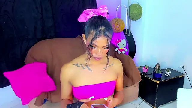 Snapshot of bloom444 chatting on 10-25-25, 04:20 bloom444 online show from 10-25-25, 04:20