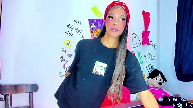 Snapshot of bloom444 chatting on 11-21-25, 01:37 bloom444 online show from 11-21-25, 01:37