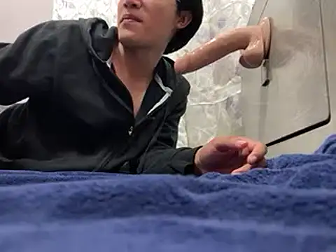 Snapshot of Akaerizz chatting on 12-18-24, 05:59 Akaerizz online show from 12-18-24, 05:59