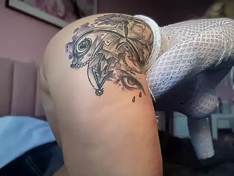 Snapshot of Tinkerbell10 chatting on 09-17-25, 01:02 Tinkerbell10 online show from 09-17-25, 01:02