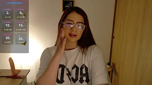 Snapshot of Rachel_t_ chatting on 10-01-25, 10:27 Rachel t  online show from 10-01-25, 10:27