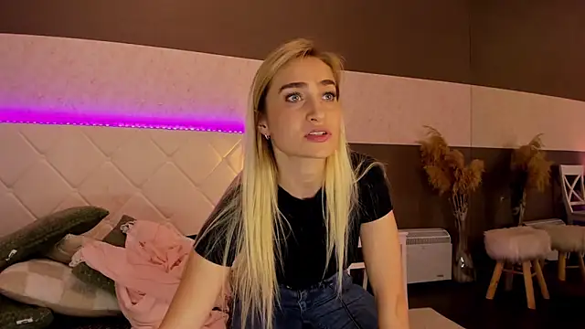 Snapshot of KateOwyns chatting on 02-21-25, 02:06 KateOwyns online show from 02-21-25, 02:06