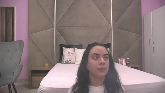 Snapshot of ElyzaIbarra chatting on 10-17-25, 05:21 ElyzaIbarra online show from 10-17-25, 05:21