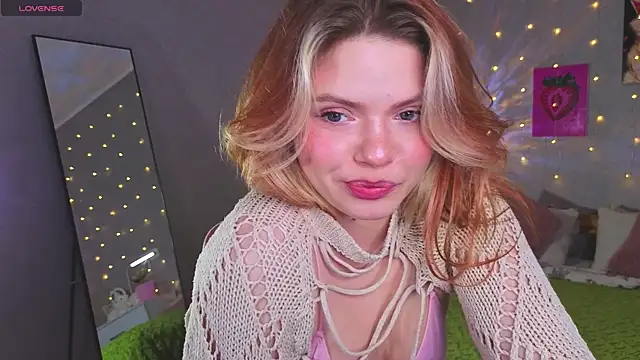 Snapshot of Red__Candy chatting on 05-20-26, 04:35 Red Candy online show from 05-20-26, 04:35