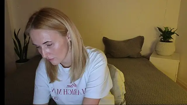 Snapshot of AlisssaRose chatting on 03-15-25, 01:19 AlisssaRose online show from 03-15-25, 01:19