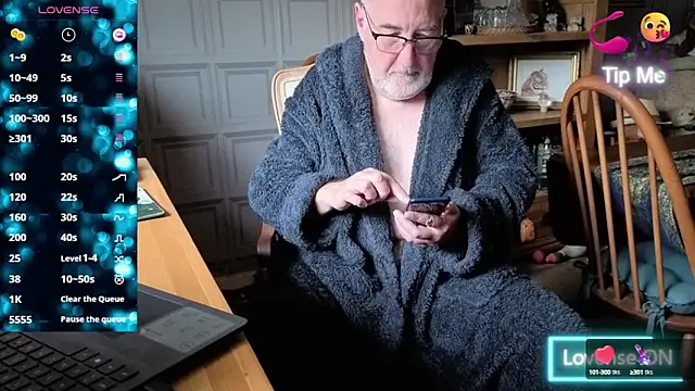 Adamdaddybear online show from 10-15-25, 07:41