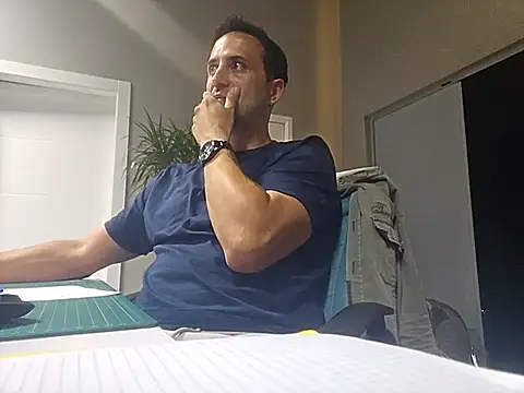 Snapshot of Lucas___81 chatting on 10-28-25, 07:27 Lucas 81 online show from 10-28-25, 07:27