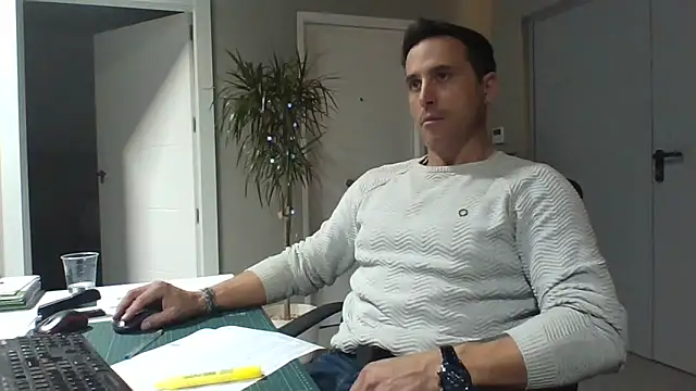 Snapshot of Lucas___81 chatting on 12-17-25, 07:20 Lucas 81 online show from 12-17-25, 07:20