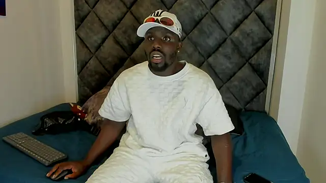 Snapshot of Latrellx7 chatting on 10-03-25, 04:09 Latrellx7 online show from 10-03-25, 04:09