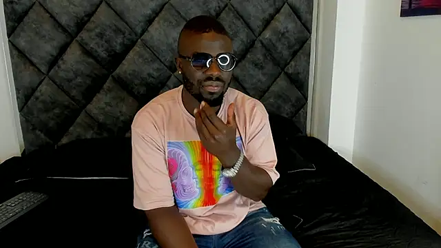 Snapshot of Latrellx7 chatting on 10-11-25, 03:28 Latrellx7 online show from 10-11-25, 03:28