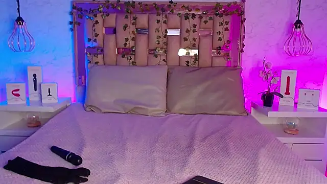 GigiVolkova online show from 03-06-25, 07:43