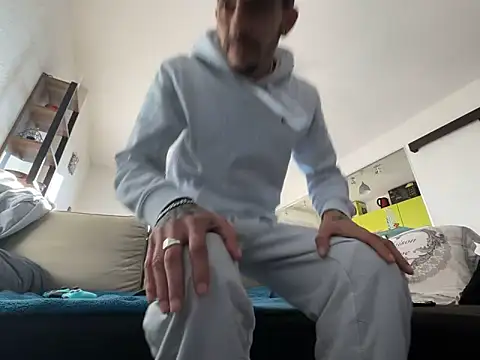 Snapshot of Rebeu313 chatting on 12-26-24, 02:27 Rebeu313 online show from 12-26-24, 02:27