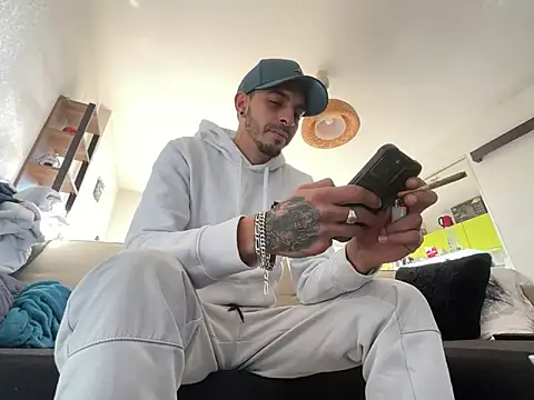 Snapshot of Rebeu313 chatting on 12-27-24, 01:28 Rebeu313 online show from 12-27-24, 01:28