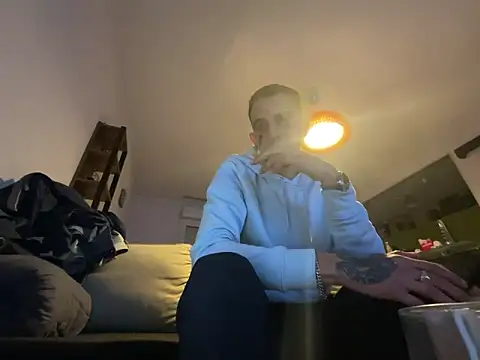 Snapshot of Rebeu313 chatting on 01-01-25, 06:47 Rebeu313 online show from 01-01-25, 06:47