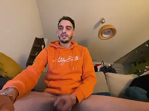 Snapshot of Rebeu313 chatting on 01-04-25, 01:21 Rebeu313 online show from 01-04-25, 01:21