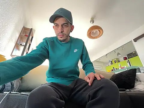 Snapshot of Rebeu313 chatting on 01-07-25, 01:57 Rebeu313 online show from 01-07-25, 01:57