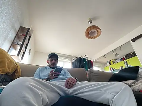 Snapshot of Rebeu313 chatting on 01-15-25, 02:35 Rebeu313 online show from 01-15-25, 02:35