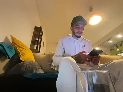 Snapshot of Rebeu313 chatting on 01-16-25, 08:14 Rebeu313 online show from 01-16-25, 08:14