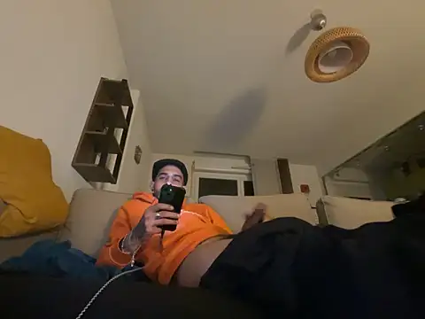 Snapshot of Rebeu313 chatting on 01-27-25, 08:17 Rebeu313 online show from 01-27-25, 08:17