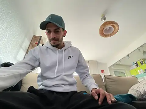 Snapshot of Rebeu313 chatting on 02-13-25, 02:52 Rebeu313 online show from 02-13-25, 02:52