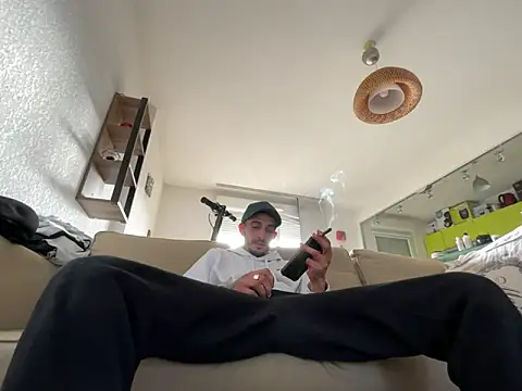 Snapshot of Rebeu313 chatting on 02-14-25, 02:33 Rebeu313 online show from 02-14-25, 02:33