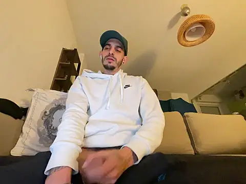 Snapshot of Rebeu313 chatting on 02-14-25, 11:31 Rebeu313 online show from 02-14-25, 11:31