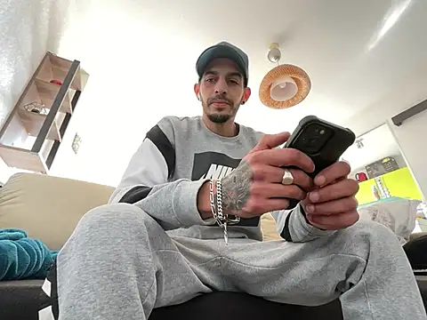 Snapshot of Rebeu313 chatting on 02-15-25, 01:38 Rebeu313 online show from 02-15-25, 01:38