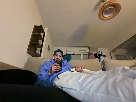 Snapshot of Rebeu313 chatting on 02-21-25, 06:37 Rebeu313 online show from 02-21-25, 06:37