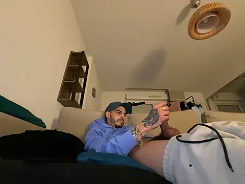 Snapshot of Rebeu313 chatting on 02-21-25, 09:43 Rebeu313 online show from 02-21-25, 09:43