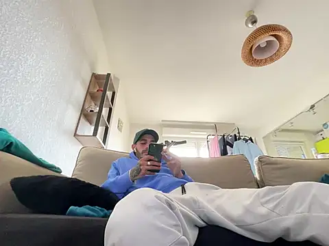 Snapshot of Rebeu313 chatting on 02-22-25, 12:08 Rebeu313 online show from 02-22-25, 12:08