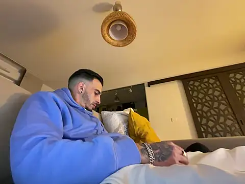 Snapshot of Rebeu313 chatting on 02-26-25, 04:25 Rebeu313 online show from 02-26-25, 04:25