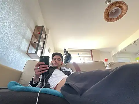 Snapshot of Rebeu313 chatting on 03-02-25, 04:53 Rebeu313 online show from 03-02-25, 04:53