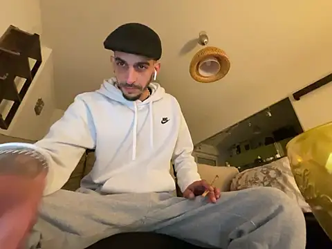 Snapshot of Rebeu313 chatting on 03-04-25, 10:16 Rebeu313 online show from 03-04-25, 10:16