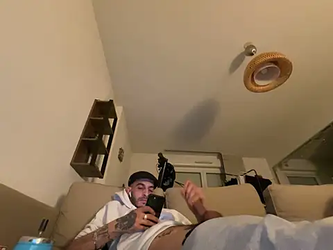 Snapshot of Rebeu313 chatting on 03-05-25, 01:21 Rebeu313 online show from 03-05-25, 01:21