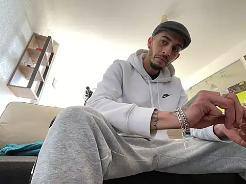 Snapshot of Rebeu313 chatting on 03-05-25, 02:34 Rebeu313 online show from 03-05-25, 02:34