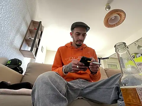 Snapshot of Rebeu313 chatting on 03-19-25, 02:13 Rebeu313 online show from 03-19-25, 02:13