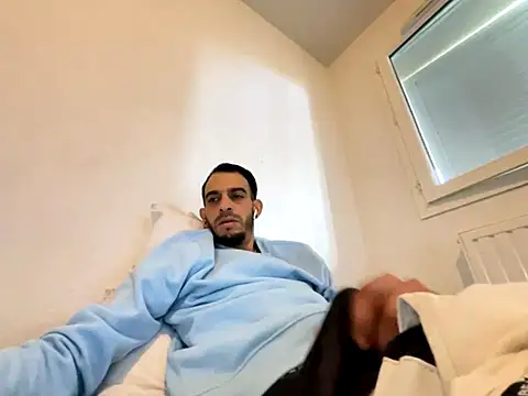 Snapshot of Rebeu313 chatting on 10-05-25, 11:08 Rebeu313 online show from 10-05-25, 11:08