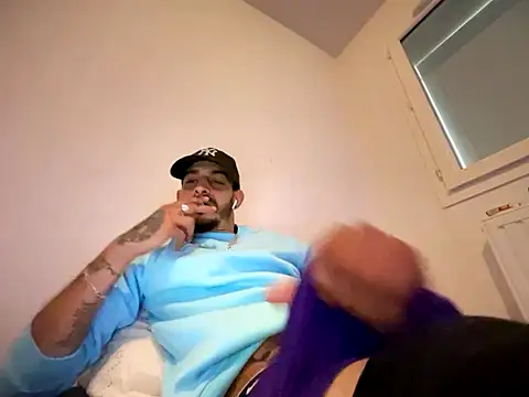 Snapshot of Rebeu313 chatting on 10-21-25, 09:32 Rebeu313 online show from 10-21-25, 09:32