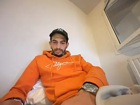 Snapshot of Rebeu313 chatting on 11-05-25, 04:40 Rebeu313 online show from 11-05-25, 04:40