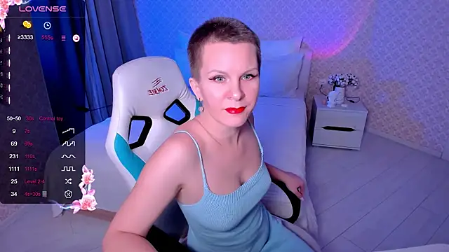 Louisa Bay online show from 11-28-25, 04:53