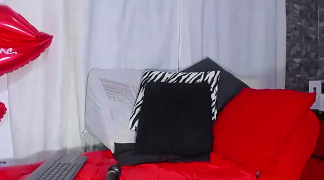 Snapshot of Xiomara-Suarez chatting on 02-25-25, 06:31 Xiomara-Suarez online show from 02-25-25, 06:31