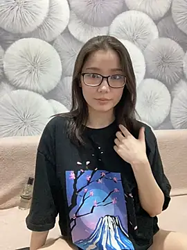 Snapshot of Milka23 chatting on 03-08-25, 10:13 Milka23 online show from 03-08-25, 10:13