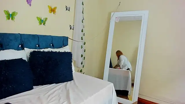 cristalwalker   online show from 10-14-25, 11:33