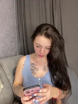 Lola Hale online show from 02-07-26, 06:55