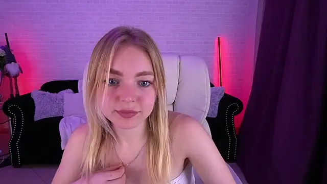 Snapshot of EmilySunshineS chatting on 12-15-24, 10:26 EmilySunshineS online show from 12-15-24, 10:26