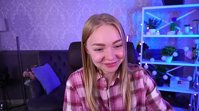 Snapshot of EmilySunshineS chatting on 09-27-25, 02:11 EmilySunshineS online show from 09-27-25, 02:11