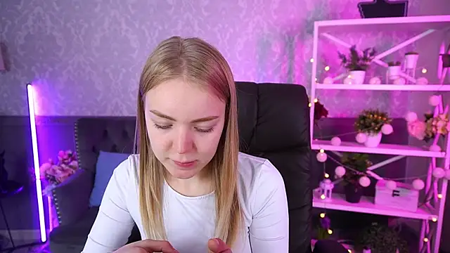 Snapshot of EmilySunshineS chatting on 10-02-25, 07:04 EmilySunshineS online show from 10-02-25, 07:04