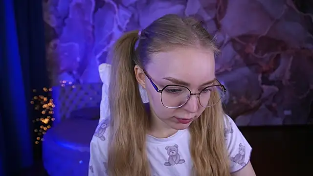 Snapshot of EmilySunshineS chatting on 10-20-25, 06:58 EmilySunshineS online show from 10-20-25, 06:58